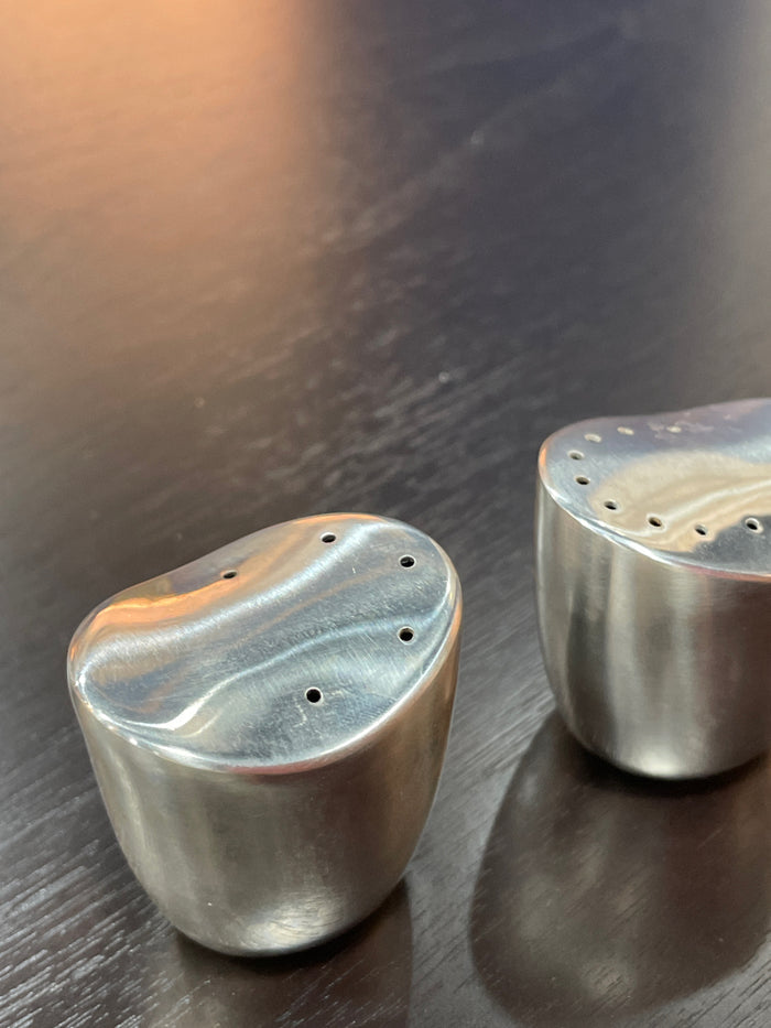 SALT AND PEPPER SHAKERS STAINLESS STEEL CURVED TOP