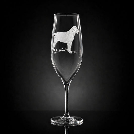 9.5 oz crystal champagne glass featuring a hand-etched Labrador retriever design on a clear stemware silhouette.