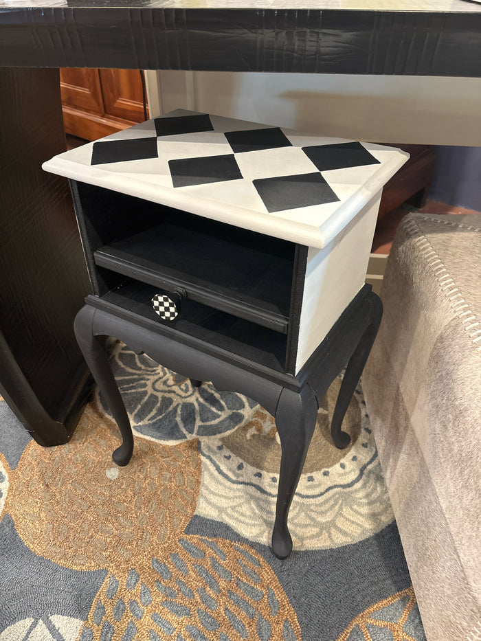 SIDE TABLE HARLEQUIN